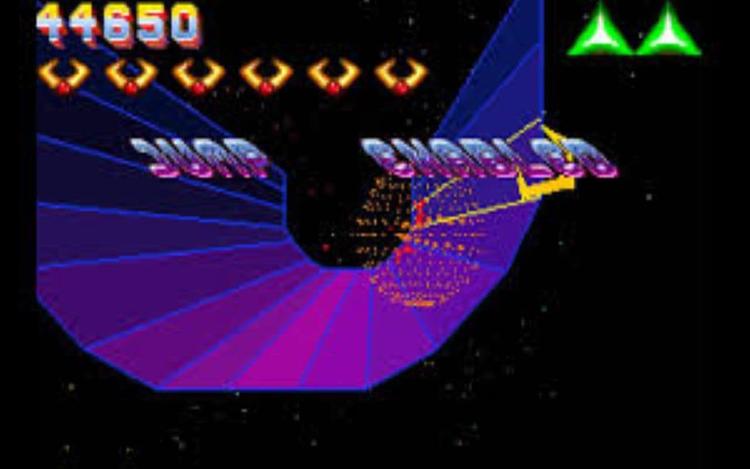 Gameplay screen of Tempest 2000 (2/4)